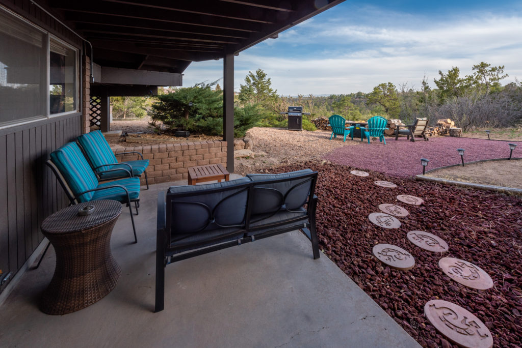 Casa Bear - covered patio, private yard in Los Alamos