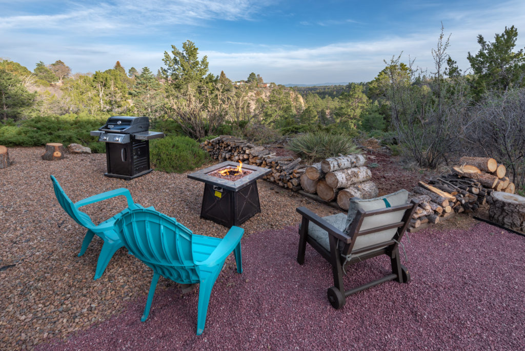 Casa Bear - canyon and mountain views from private yard with fireplace